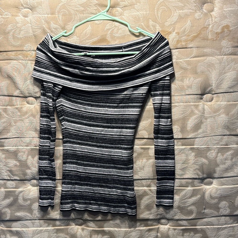 Fitting , folded neck  wide neck black and white stripe shirt